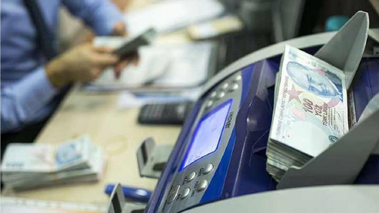 Halkbank emekliyi unutmadı! 500 bin lira varan borç kapatma kredisi detayları geldi